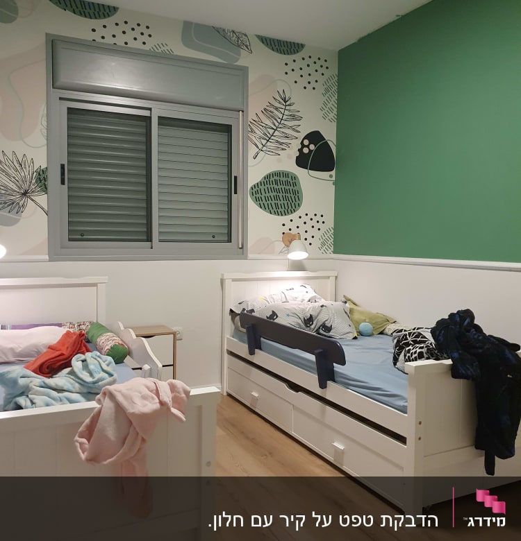 טפט עם עלים ודוגמאות גיאומטריות על קיר